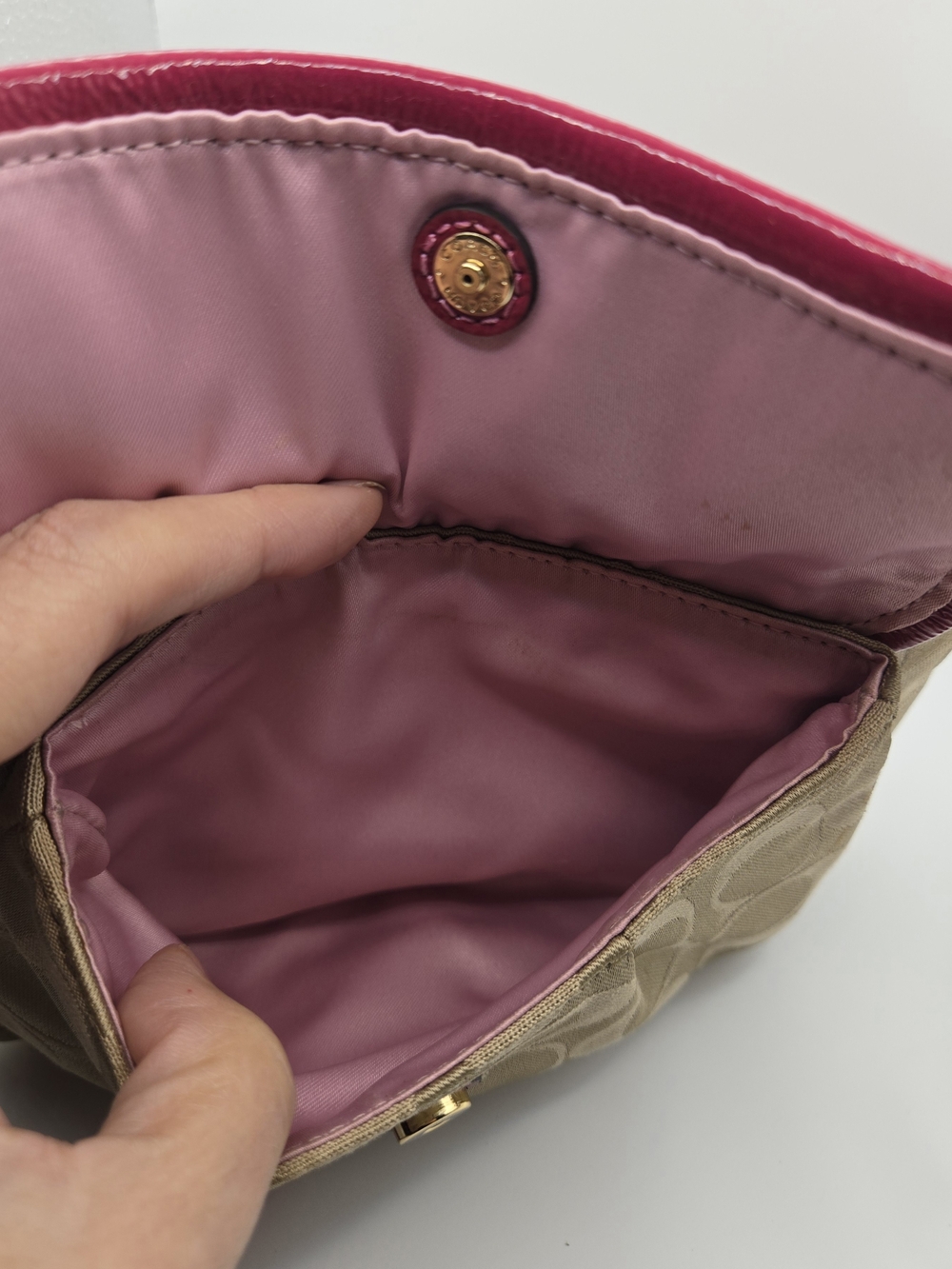 Coach Poppy Signature Groovy Crossbody Pink Trim Gold Logo Buttons Hardware READ - Picture 10 of 12
